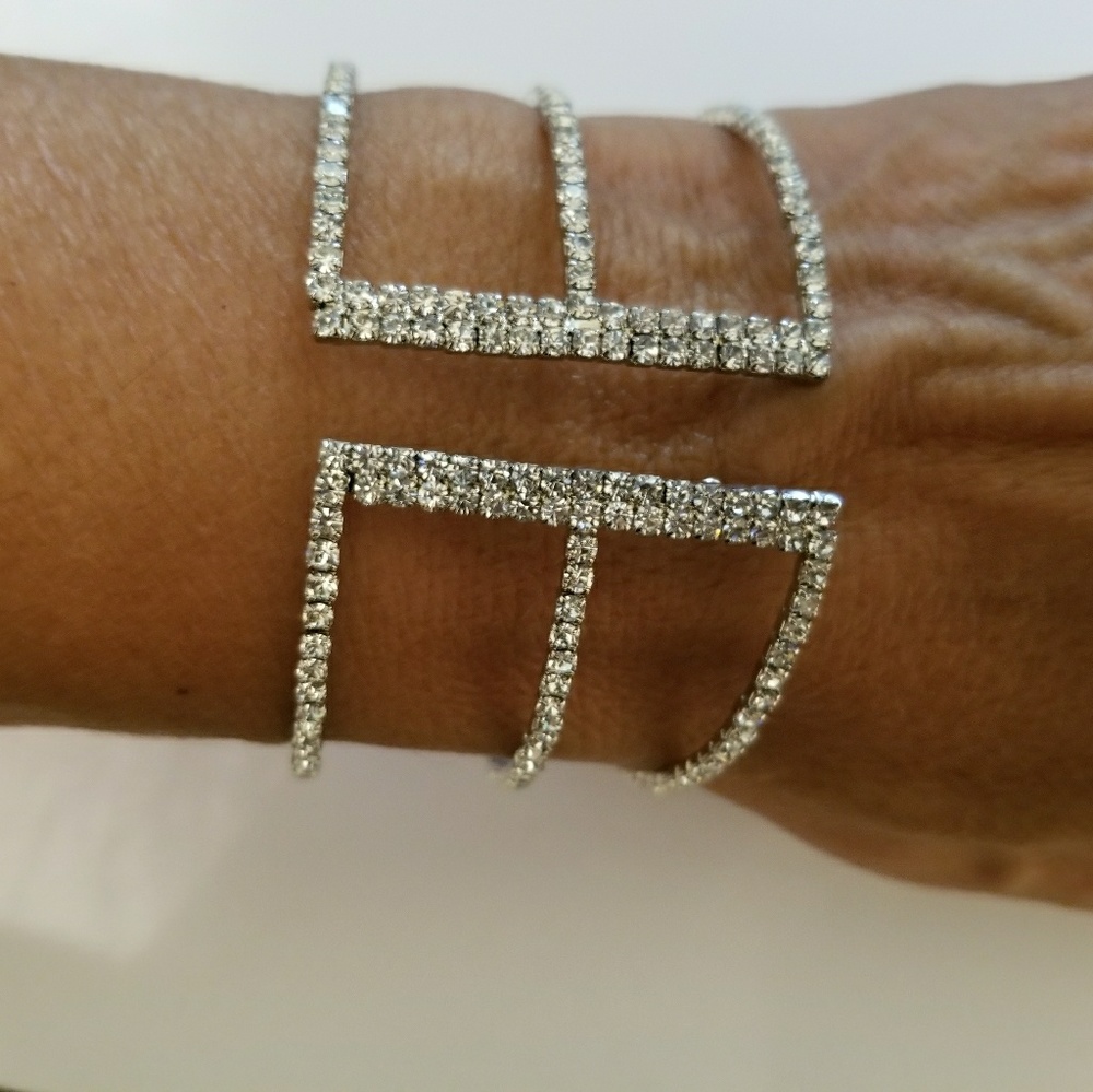 Brand new crystal stones bracelet, one fits all